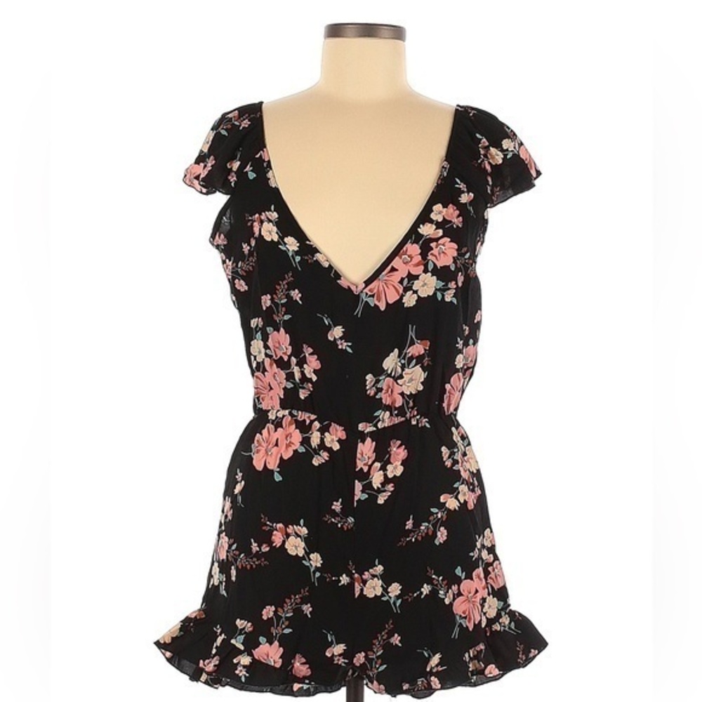 Pins and Needles
Size S Romper Floral